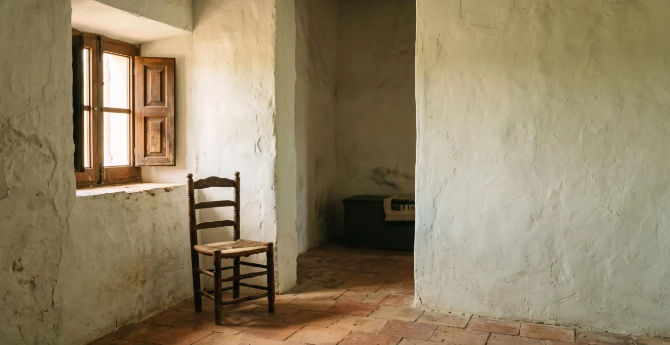 Interior de una casa antigua con paredes encaladas que reflejan suavemente la luz natural del sol
