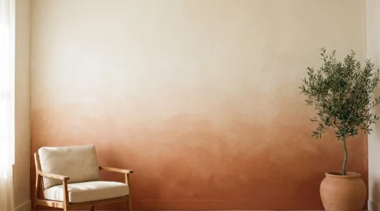 Pared de un salon con un degradado de pintura suave de tono oscuro a claro que asciende hacia el techo, sin lineas visibles