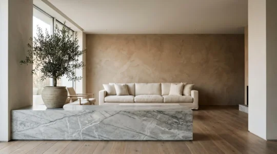 Salón contemporáneo con paredes de arcilla, suelo de madera de roble y mobiliario de piedra en composición minimalista y elegante