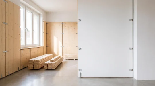 Interior de una vivienda reformada con paneles y módulos desmontables organizados de forma ordenada, sin escombros visibles