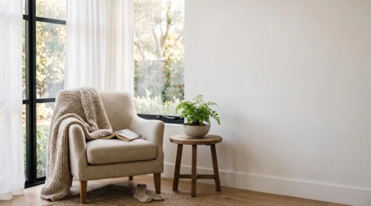 Rincón de calma acogedor en el hogar con luz natural, planta y textura suave para reducir la ansiedad